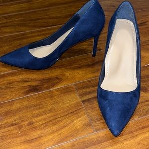 Never worn Just Fab navy pumps